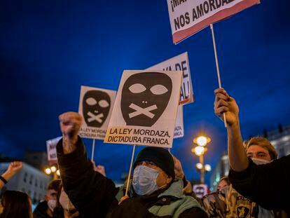 Manifestación en la Puerta del Sol de Madrid por la detención del rapero Pablo Hasél