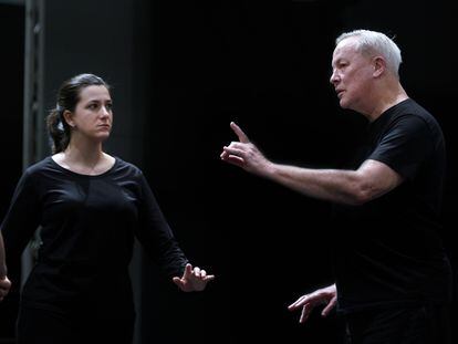 Miren Urbieta-Vega, con el director de escena Robert Wilson, durante los ensayos de 'Turandot' en el Teatro Real, donde cantó el personaje de Liù.