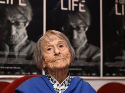 Brunhilde Pomsel, en un cinema a Munic el 2016, davant del pòster del documental sobre la seva vida.