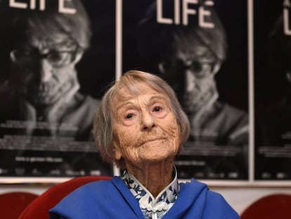 Brunhilde Pomsel, en un cinema a Munic el 2016, davant del pòster del documental sobre la seva vida.