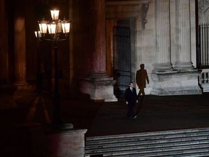 Macron antes de dirigirse a sus partidarios en la plaza del Louvre, este domingo. 