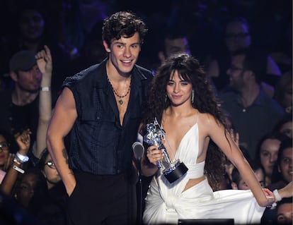 Shawn Mendes y Camila Cabello, tras ganar el premio a mejor colaboración en los MTV Video Music Awards de 2019.