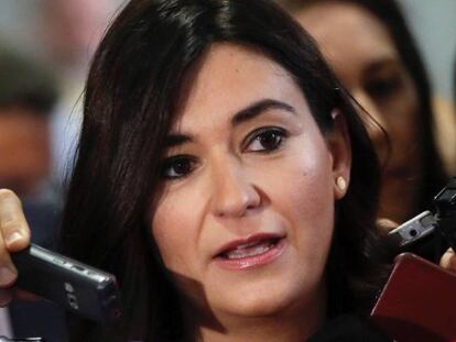  La ministra de Sanidad, Carmen Mont&oacute;n atiende a los medios.