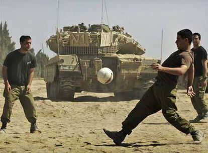 Soldados israelíes juegan al fútbol en el paso de Kissufim, en la frontera con la franja de Gaza, tras la entrada en vigor de la tregua.