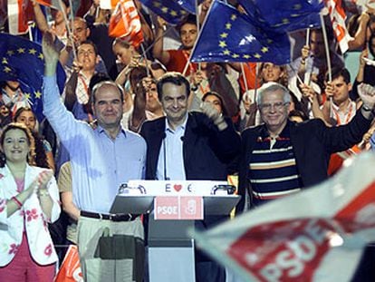 De izquierda a derecha, Manuel Chaves, José Luis Rodríguez Zapatero y José Borrell, en Sevilla.
