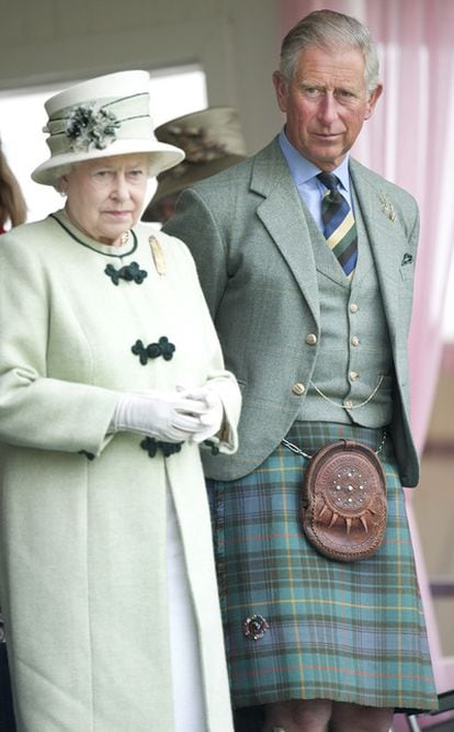El príncipe Carlos de Inglaterra y su madre, la reina Isabel II, en septiembre de 2010 en Escocia.