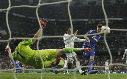 Huntelaar anota su primer gol ante Casillas.