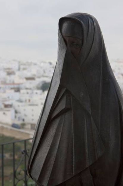 Hay quien cree que el traje de cobijada de Vejer es herencia de su pasado islámico, pero este se remonta a los siglos XVII y XVIII y sigue el modelo castellano de manto y saya.