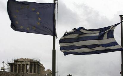 Las banderas griegas y de la Uni&oacute;n Europea frente al Parten&oacute;n 