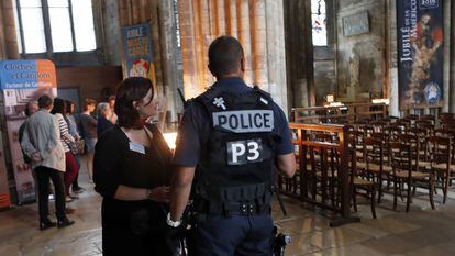Un polic&iacute;a franc&eacute;s en la iglesia atacada en Normand&iacute;a.