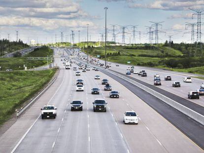 Decenas de vehículos transitan la autopista canadiense 407 ETR, que sirve de circunvalación a la ciudad de Toronto y está operada por Ferrovial.