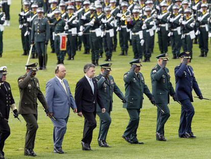 El presidente de Colombia, Juan Manuel Santos, con el ministro de Defensa Luis Carlos Villegas y la c&uacute;pula militar 