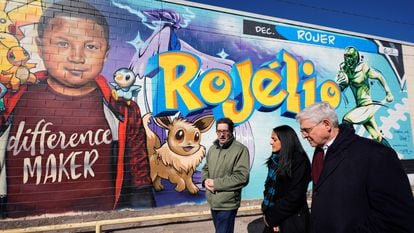 El fiscal general, Merrick Garland (d), visita uno de los murales en honor a los niños asesinados en Uvalde (Texas).