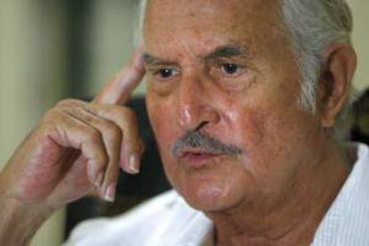 El escritor Carlos Fuentes habla durante una entrevista con Efe el 7 de septiembre de 2009 en Madrid, España. EFE/Archivo