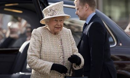 La reina Isabel II llega a la inauguración de un museo en el complejo de edificios Charterhouse en Londres (Reino Unido) el 28 de febrero de 2017.