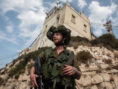 El reservista israelí Tomer, de origen argentino, este martes en el puesto de control de la frontera con Líbano en Rosh Hanikra.