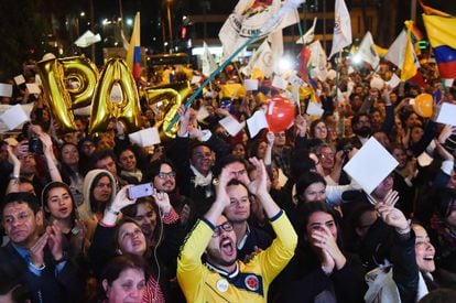 Colombianos celebran en Bogotá el acuerdo de paz mientras ven el evento retransmitido en una pantalla gigante desde La Havana (Cuba).