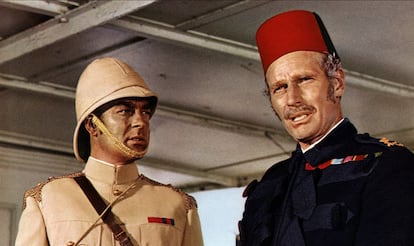 Heston, a la derecha, como Gordon y Richard Johnson, con salacot, como el coronel Stewart, en 'Kartum'.