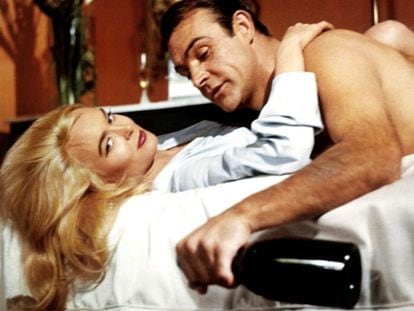 Imagen de la adaptación cinematográfica de 'Goldfinger' (1964), con Sean Connery y Shirley Eaton.