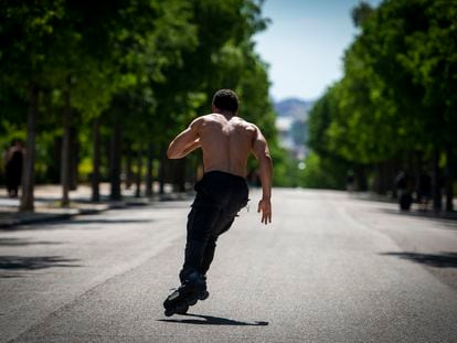 Un hombre patinando en mayo en el parque del Retiro (Madrid).
