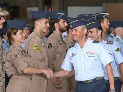 Miguel Ángel Villarroya saluda a los miembros del contingente del 802 Escuadrón de las Fuerzas Aéreas en la Base Aérea de Gando (Gran Canaria) en 2016.