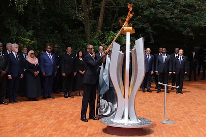 El presidente de Ruanda, Paul Kagame, y la primera dama, Jeanette Kagame, se preparan para encender la llama de la esperanza para conmemorar el genocidio de 1994, en el Centro Conmemorativo del Genocidio de Kigali, este domingo.