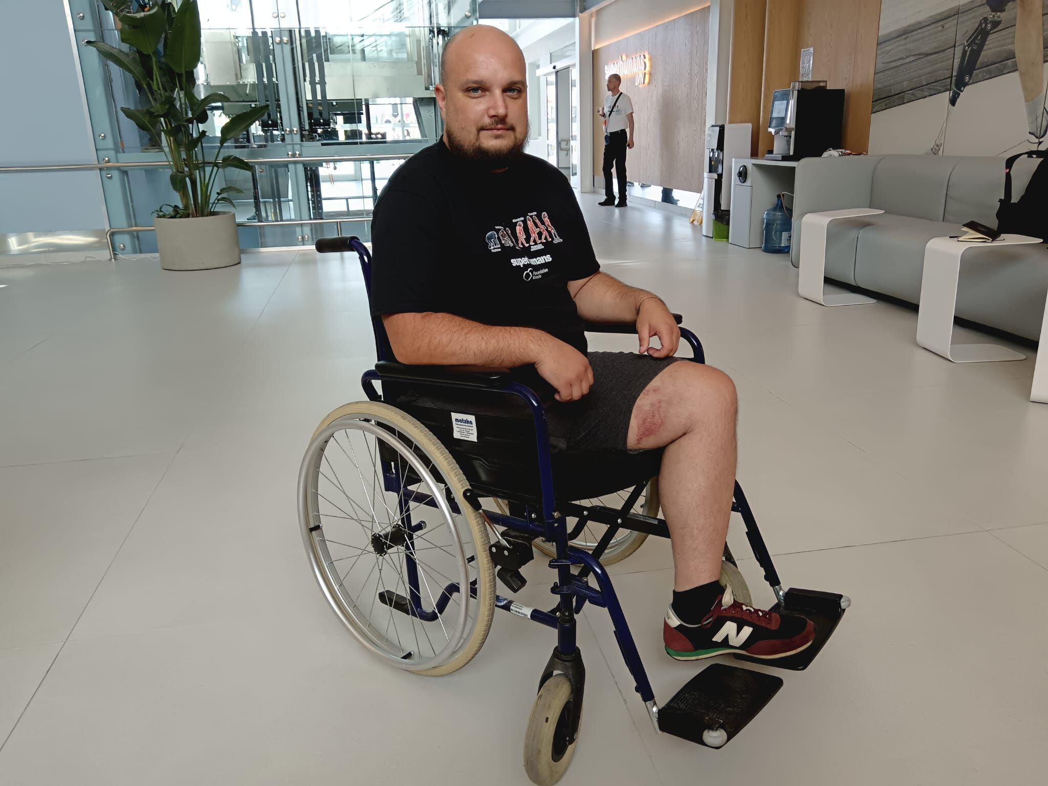 Oleksandr Ivanko, 33 anos, militar de profissão, aguardava para fazer exercício com a prótese da perna direita, esta sexta-feira, no Superman Center, em Vinniki, no oeste da Ucrânia.