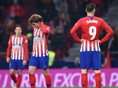 Kalinic, Griezmann y Arias, desolados tras el tercer gol del Girona que supuso la eliminación copera del Atlético. En vídeo, imágenes del entrenamiento del Atlético de Madrid para preparar el próximo partido de Liga ante el Huesca.