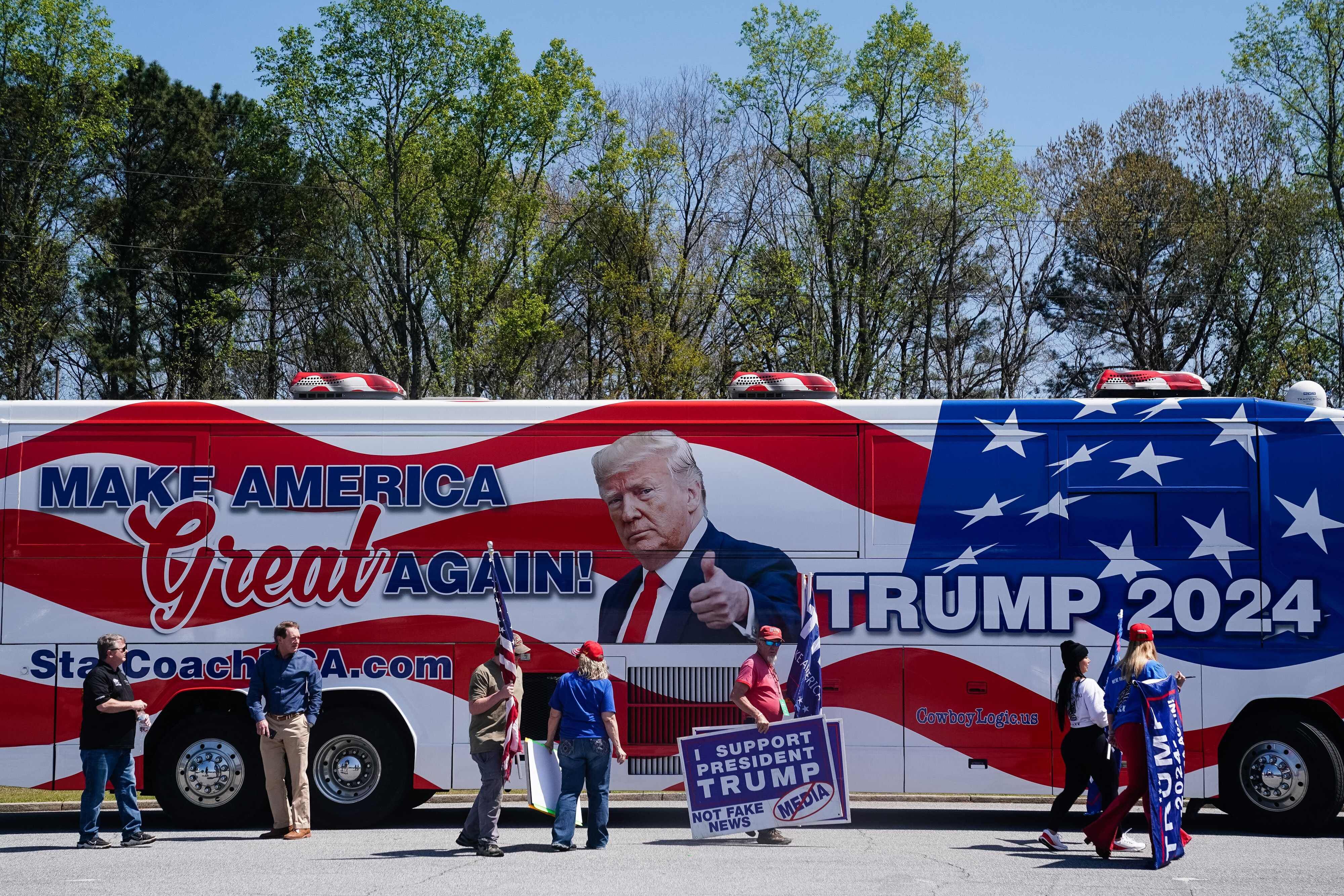 Los partidarios del mandatario Donald Trump, el jueves en Smyrna, Georgia.