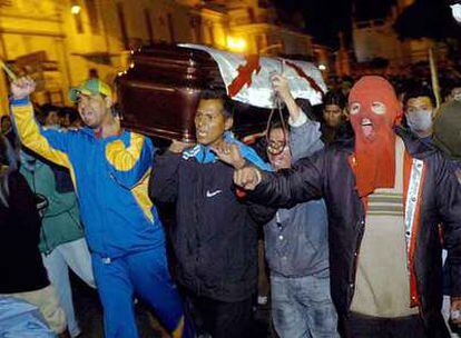 Opositores al Gobierno portan ayer el féretro del abogado Gonzalo Durán, muerto de un balazo durante los disturbios en Sucre.