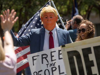 Un hombre con una máscara de Donald Trump se manifiesta contra el confinamiento en Texas, EEUU.