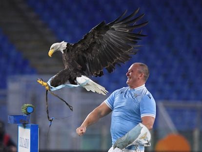 Juan Bernabé y el águila, antes de un partido de la Lazio en el Olímpico de Roma.