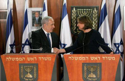 Benjamin Netanyahu y Tzipi Livni estrechan sus manos durante una rueda de prensa en Jerusal&eacute;n.