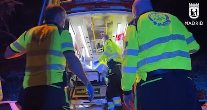 Una atención a un herido por arma blanca de los equipos de emergencias de Madrid.