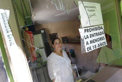 Rosana, en su bar, arrasado en la disputa de Colmenar.