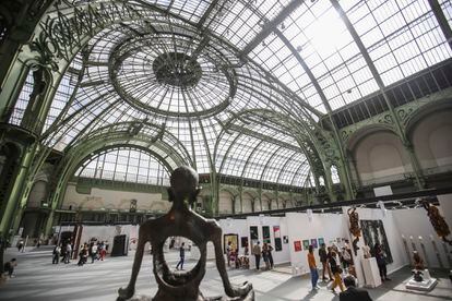 Visitantes en la feria Art Paris 2020, el pasado septiembre en el Grand Palais de la capital francesa.