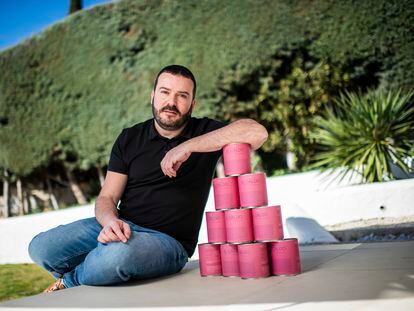 Félix Vallugera posa con unos botes de El Caldo, un caldo de pollo de edición limitada que ha creado a petición de sus seguidores en las redes sociales.