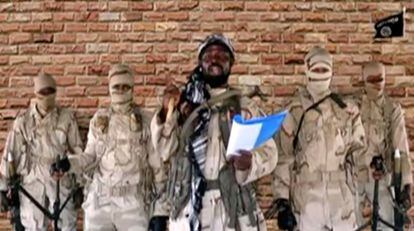 El líder de Boko Haram, Abubakar Shekau, en una captura de vídeo de 2018 acompañado de cuatro miembros del grupo.