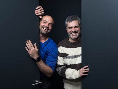 Jaime Vaca y Carlos Montero, responsables de la quinta temporada de 'Élite', el pasado 9 de marzo en las oficinas de Netflix en Madrid.