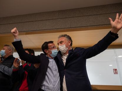 Los alcaldes de Villanueva de la Serena, Miguel Ángel Gallardo (izquierda) y de Don Benito, José Luis Quintana (derecha), celebran la aprobación del proyecto de fusión de ambos municipios el 20 de febrero.