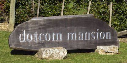 Una vista de la entrada a la Mansión Dotcom.