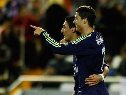Di Mar&iacute;a celebra su primer gol, el segundo del Madrid, con Cristiano Ronaldo