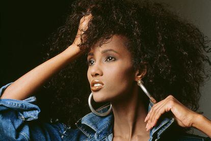 Heroína contra el racismo y en favor de la igualdad salarial – Cuando Iman llegó a Nueva York su mayor competidora era Beverly Johnson. Muchos trataron de enemistarlas, aunque consiguieron justo lo contrario porque compartían una lucha común. “De repente yo era una ‘modelo negra’. No era consciente de que esa era una manera de describir a alguien. No sabía que el color de tu piel definía la primera descripción acerca de quién eres. Me pilló por sorpresa porque, obviamente, acababa de llegar de un país 100% negro, por lo que esa era una forma diferente de describirme a mí misma. Luego me encontré con los problemas salariales que enfrentaban las modelos negras en ese momento. Había una gran discrepancia entre lo que hacían las modelos negras y lo que hacían las modelos blancas; para mí eso fue muy sorprendente. Entonces le dije a Wilhelmina: ‘Me pagan por los servicios que presto, independientemente de mi color’. Si el cliente dice: ‘No quiero una mujer negra’, me parece bien. Sin embargo, si el cliente me va a contratar, tiene que pagarme igual que a otra modelo”, defendió con firmeza a lo largo de toda su carrera. Sí, Naomi Campbell o Alek Wek tienen mucho que agradecerle.