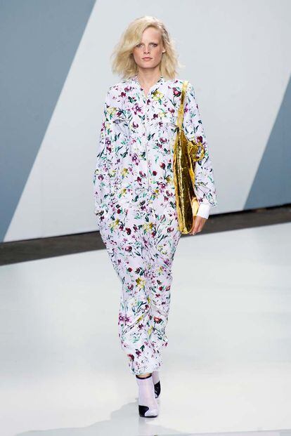 Phillip Lim apuesta por los monos 'pijama' con estampado floral.