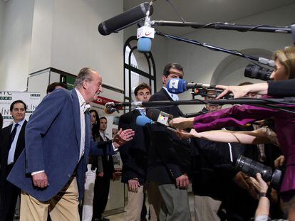 El rey emérito Juan Carlos I habla con la prensa en 2010 en Barcelona.