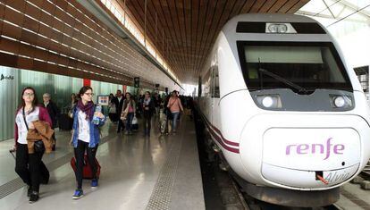 Viajeros procedentes de Barcelona a su llegada a la estaci&oacute;n de Renfe Indalecio Prieto de Bilbao. / EFE