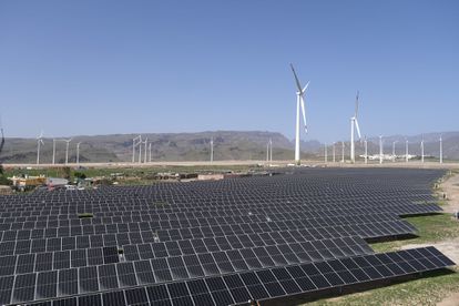 Un parque fotovoltaico y uno eólico, en Gran Canaria.