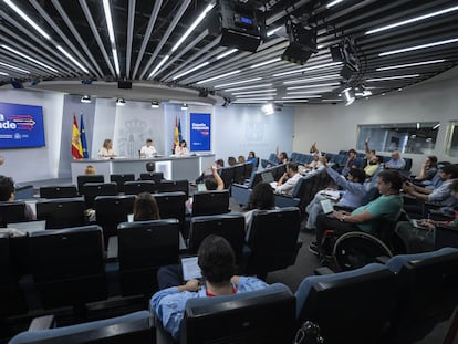 Los periodistas seguían el martes la rueda de prensa de la ministra de Transportes, Raquel Sánchez; la portavoz del Gobierno, Isabel Rodríguez, y la titular de Sanidad, Carolina Darias, tras la reunión del Consejo de Ministros en La Moncloa.
