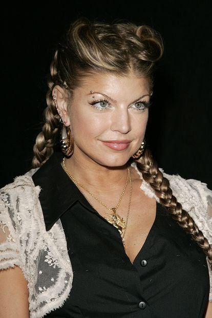 Fergie de Black Eyed Peas en 2005, luciendo ‘piercing’ en la ceja.