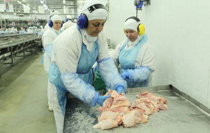 Trabajadoras de una planta de producci&oacute;n de la compa&ntilde;&iacute;a brasile&ntilde;a JBS.